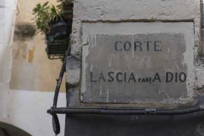 Da "Lascia fare a Dio" a "Jesse e Trase": all'origine dei nomi pi� particolari di Bari Vecchia